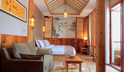 Deluxe Queen Room