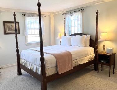Queen Room (No Pets / Space for One Cot))