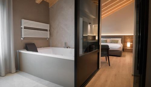 Suite with Hot Tub