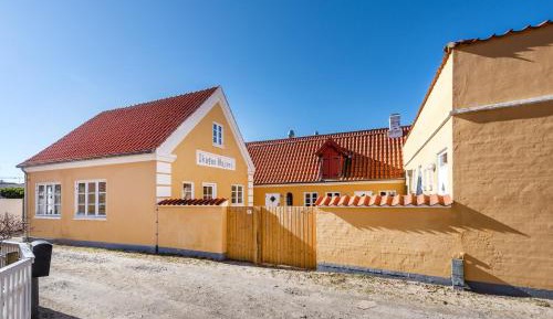 Large Two-Bedroom Apartment (4 Adults)