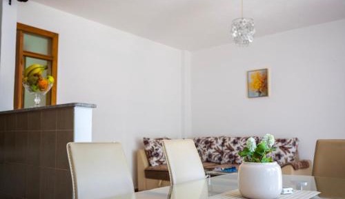 Deluxe Two-Bedroom Apartment with Garden View