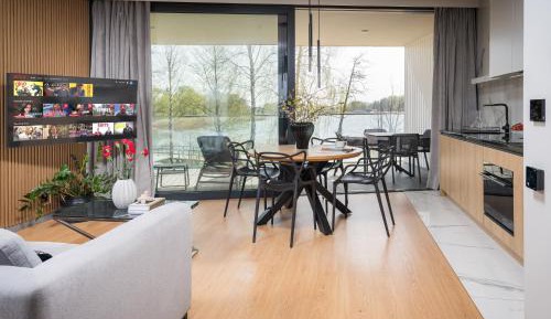 One-Bedroom Apartment with Lake View