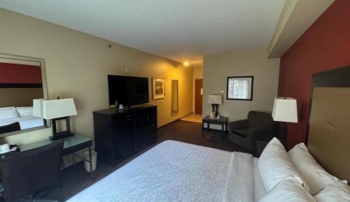 King Room with Bath Tub - Mobility Accessible/Non-Smoking