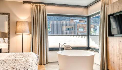 Superior Suite with Bathtub