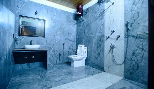 Deluxe Double Room (2 Adults + 1 Child)