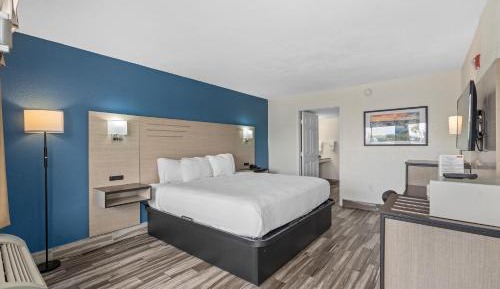 King Room with Roll-in Shower - Mobility Access/Non-Smoking