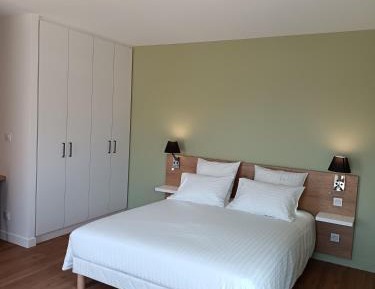 Deluxe Room (2 Adults + 1 Child)