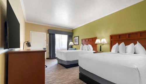 Queen Room with Two Queen Beds and Roll-In Shower- Mobility Access/Non-Smoking