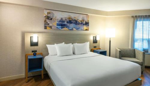 Standard King Room - Non-Smoking 