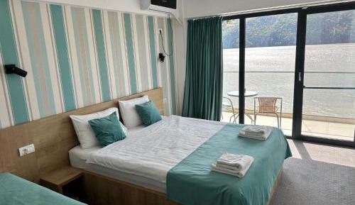 Triple Room with Balcony and Lake View
