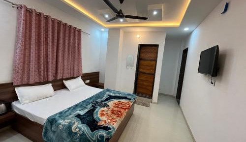 Deluxe Double Room (2 Adults + 1 Child)