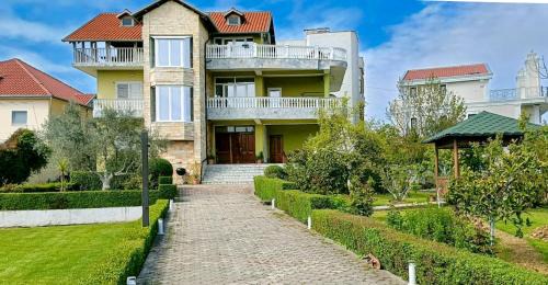 Apartment with Garden View