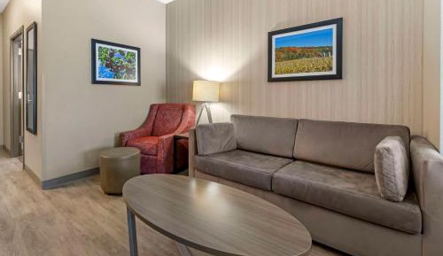 Queen Suite with Two Queen Beds and Bath Tub - Disability Access