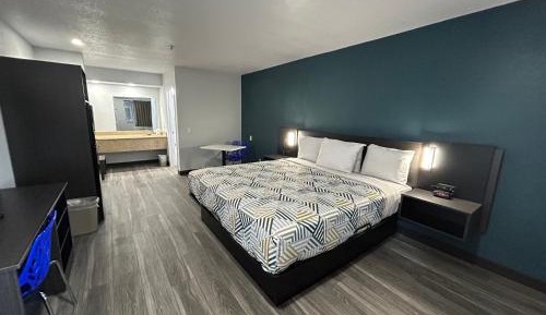 1 King Bed | Mobil Acc RI Shwr Nsmk Kitchen