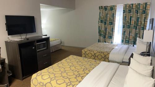 Deluxe Suite with Three Queen Beds - Non-Smoking