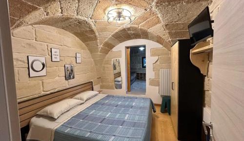 Five-Bedroom Deluxe Apartment