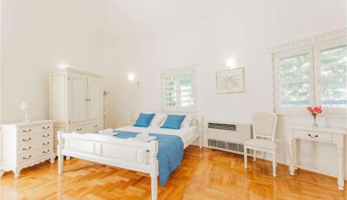 Six-Bedroom Holiday Home