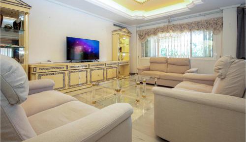 Seven-Bedroom Holiday Home