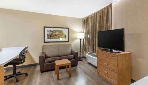 Deluxe Studio with 1 Queen Bed - Non-Smoking