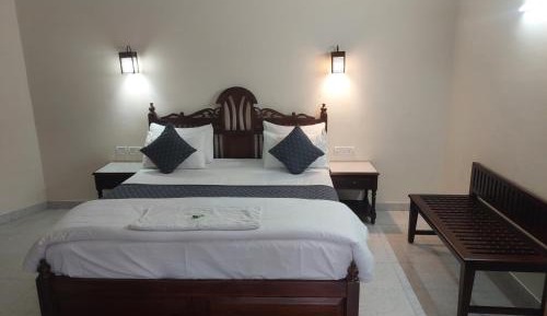 Deluxe Room (2 Adults + 1 Child)