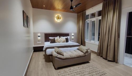 Deluxe Double Room (2 Adults + 1 Child)