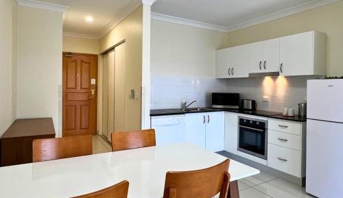 2-Bedroom Apartment, 2 Queens