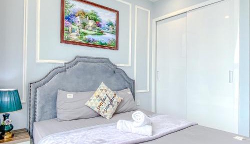 Deluxe One-Bedroom Apartment