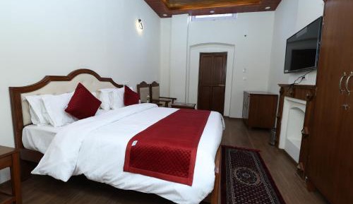 Deluxe Double Room (2 Adults + 1 Child)