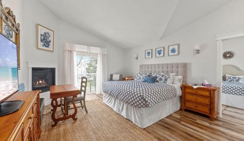 Deluxe Queen Suite