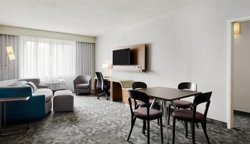 1 Bedroom 2 room Suite, 1 King, Sofa bed