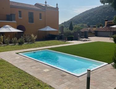 Deluxe One-Bedroom Apartment with Garden View