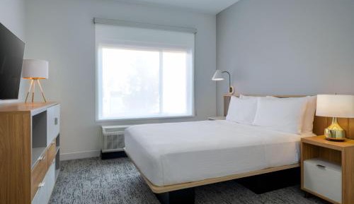One-Bedroom Queen Suite with Sofa Bed and Adapted Tub - Mobility Accessible