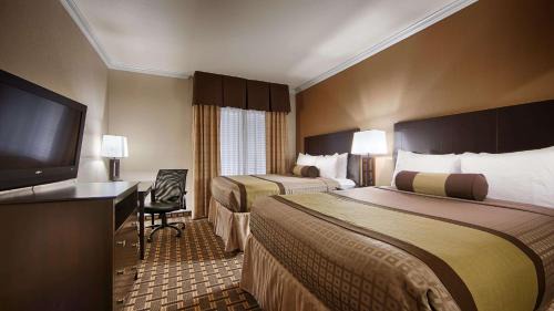 Queen Room with Two Queen Beds and Wet Bar - Non-Smoking