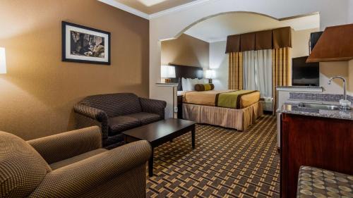 King Suite with Sofa Bed and Wet Bar - Non-Smoking