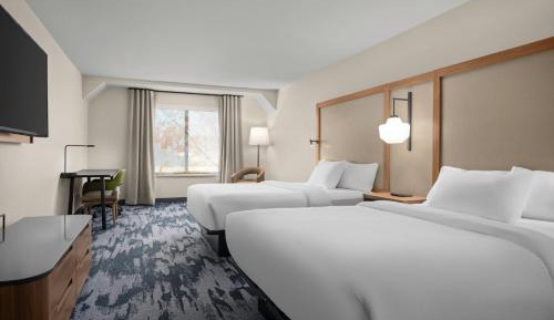 Standard Queen Room with Two Queen Beds and Mountain View