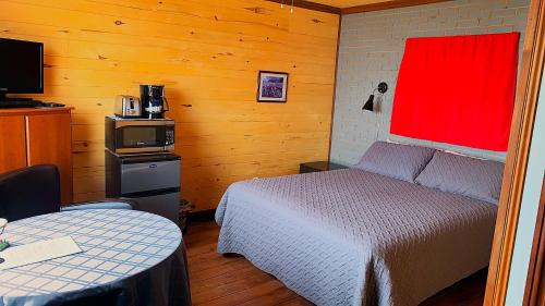  Queen Room with Kitchenette
