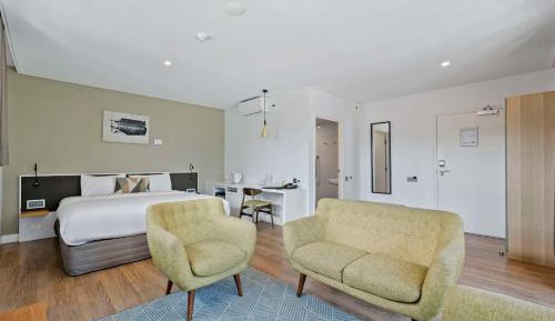 Deluxe King Suite - Wheelchair Accessible/Non-Smoking