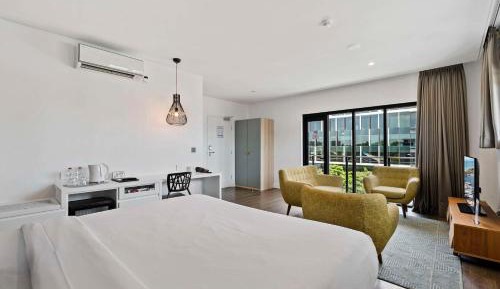 Executive King Suite with Balcony - Non-Smoking