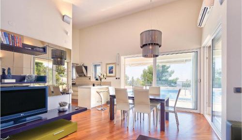 Seven-Bedroom Holiday Home