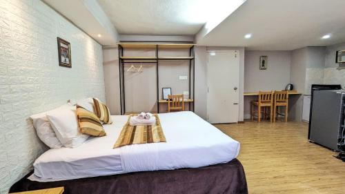 Studio Apartment with King Bed
