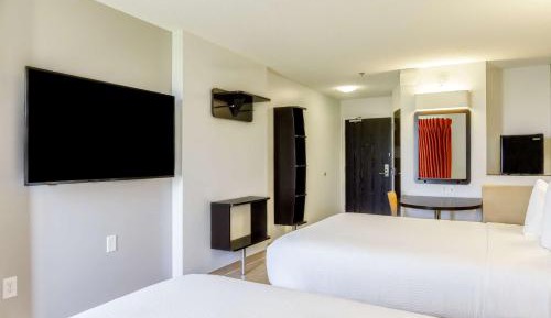 Queen Room with Two Queen Beds - Non-Smoking