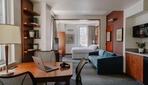 One-Bedroom Suite with Kitchenette 