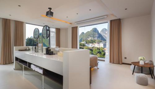Deluxe Queen Suite