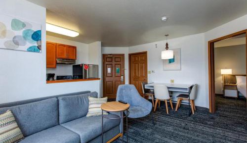 Two-Bedroom Queen Suite