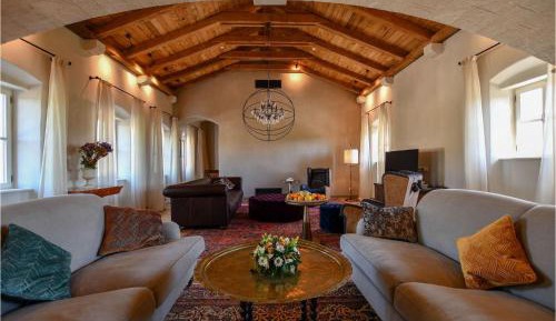 Eight-Bedroom Holiday Home