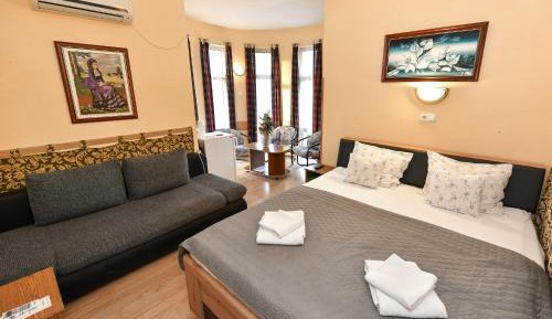 Quadruple Room with Private Bathroom