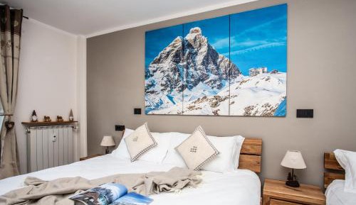 Three-Bedroom Apartment with Mountain View