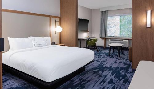 Queen Suite with Sofa Bed and Roll-in Shower - Mobility and Hearing Accessible