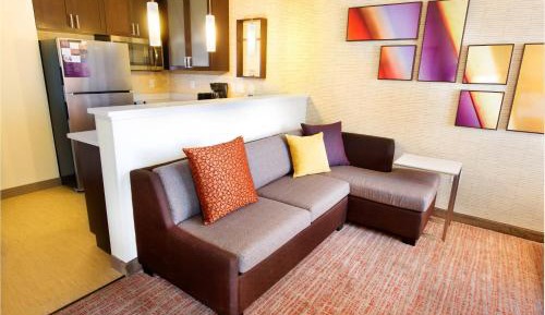 King Studio with Sofa Bed and Adapted Tub - Mobility Accessible