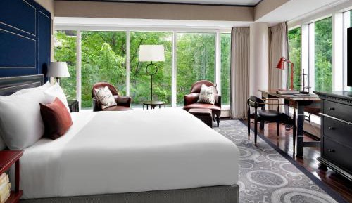 Grand Deluxe, Larger Guest room, 1 King, Corner room